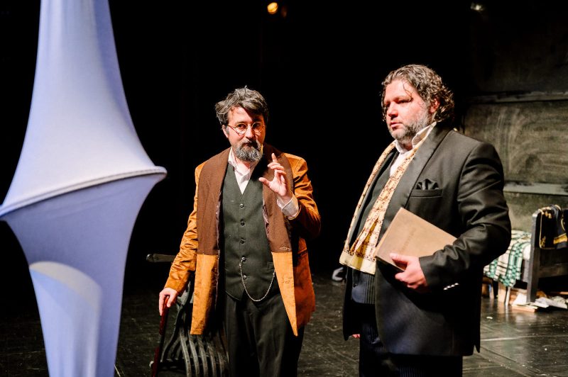Ultimele zile din viața genialului matematician ardelean János Bolyai, într-un spectacol de excepție jucat pe scena Teatrului Dramatic „I.D. Sîrbu” din Petroșani