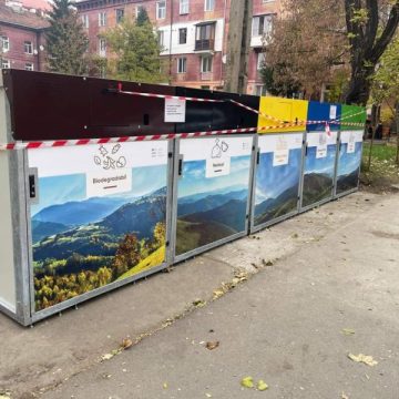 La Petroșani a început montarea insulelor ecologice pentru colectarea deșeurilor