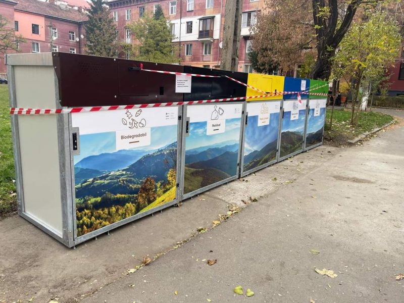 La Petroșani a început montarea insulelor ecologice pentru colectarea deșeurilor