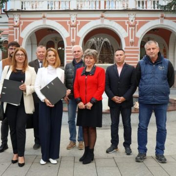 Candidații USR și-au depus dosarele pentru alegerile parlamentare la BEJ Hunedoara