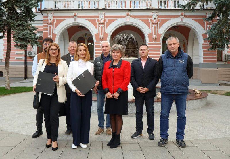 Candidații USR și-au depus dosarele pentru alegerile parlamentare la BEJ Hunedoara