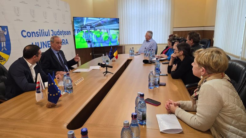 CJH a achiziționat 23 de microbuze electrice pentru elevii din 23 de localități ale județului Hunedoara