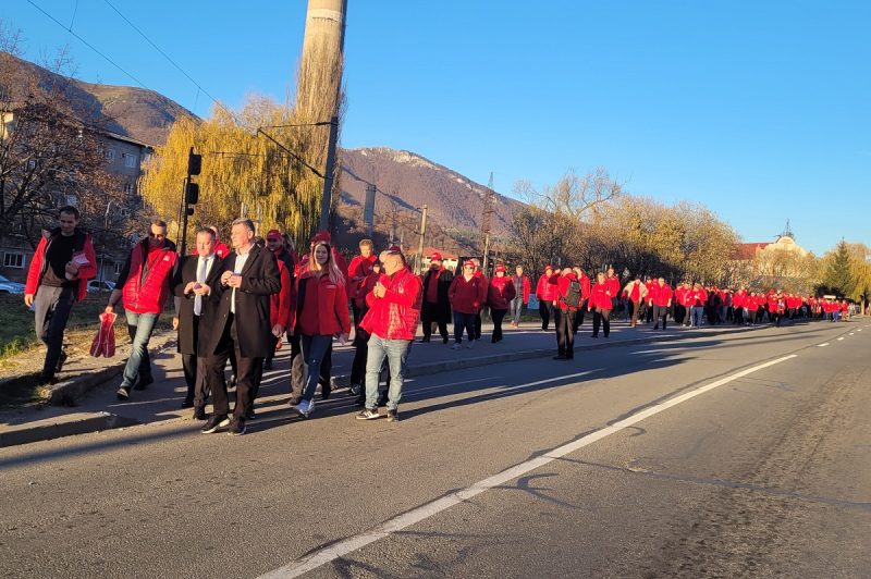 Sute de social-democrați din municipiul Lupeni participanți activi în campania electorală a senatorului Cristian Resmeriță