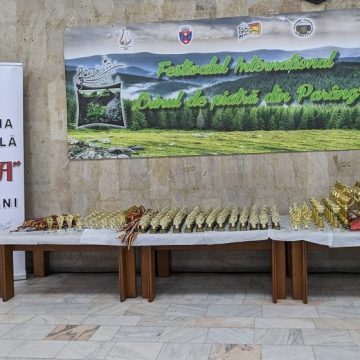 Festivalul „Crinul de Piatră din Parâng” aduce folclorul la Universitatea din Petroșani