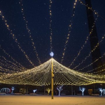 Luminile sărbătorilor de Crăciun se aprind vineri, 29 noiembrie, în parcul CAP din Lupeni