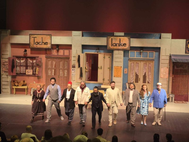 „Tache, Ianke și Cadâr”, premieră cu spectacol de mare artă pe scena Teatrului „I.D. Sârbu” din Petroșani