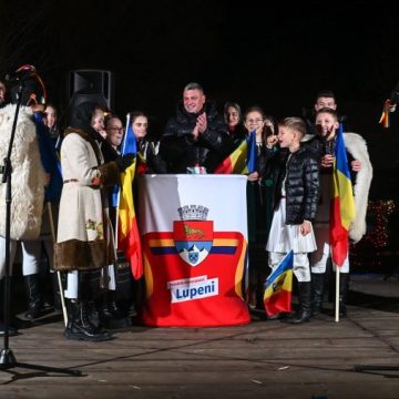 Serbarea Zilei Naționale a României, scăldată în lumini de sărbătoare la Lupeni