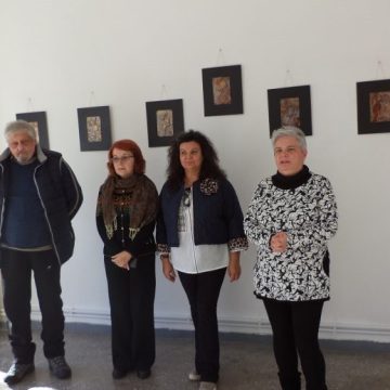 „Gânduri” exprimate artistic de prof. Mihaela Cioc expuse la galeria de artă din Lupeni