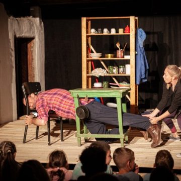 „Teatru dincolo de orașe”. Maraton cultural în 8 comune din județele Sălaj și Hunedoara