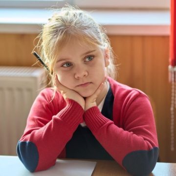 Peste trei sferturi dintre părinții care muncesc în străinătate spun că principala preocupare este menținerea legăturii afective cu copiii rămași în țară