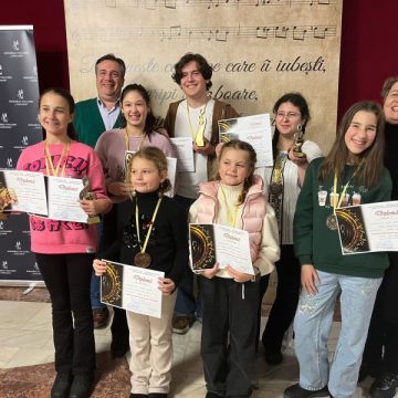 „Glasurile de argint” din Valea Jiului au strălucit pe scena concursului național „MusicOn”de la Lugoj