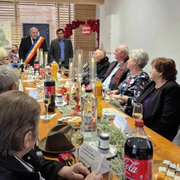 Veteranii căsniciei din Petrila, sărbătoriți la Muzeul Satului