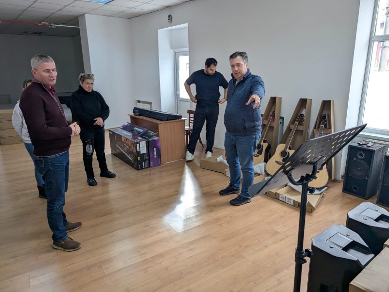 Instrumente muzicale noi pentru copiii de la Clubul Copiilor Valea Jiului
