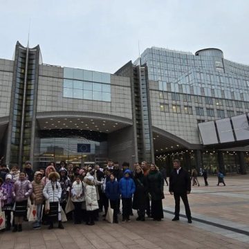 „Glasuri de argint” și tineri merituoși din Valea Jiului, oaspeți de onoare în Parlamentul Europei