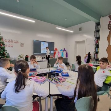 „Clasa Inimioarelor” de la Școala gimnazială „Carmen Sylva” din Petroșani a devenit “O sală de clasă ca acasă”