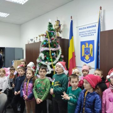 Colindători la I.P.J. Hunedoara vestesc Nașterea Domnului
