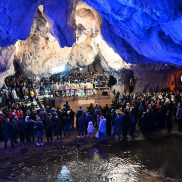 Sute de oameni s-au bucurat de „Lumina Crăciunului” în Peștera Bolii
