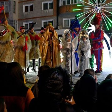 Spectacol de colinde, în spiritul tradițiilor din Ținutul Momârlanilor, și la Uricani
