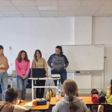 Studenții și profesorii de la Universitatea din București contribuie la creșterea calității educației din Geoparcul Țării Hațegului