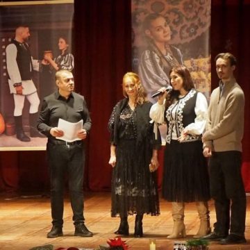 Împreună prin cultură în Ținutul Momârlanilor, fascinantul loc de poveste care i-a inspirat pe poeta Mirela Cocheci, artistul fotograf Sergiu Vințan și inimoasa promotoare a zonei, Claudia Șandru