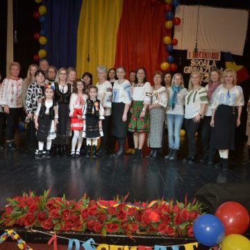 Cea mai frumoasă lecție de istorie și patriotism, predată de copiii de la Școala gimnazială nr. 2 Lupeni în cinstea Zilei Naționale a României