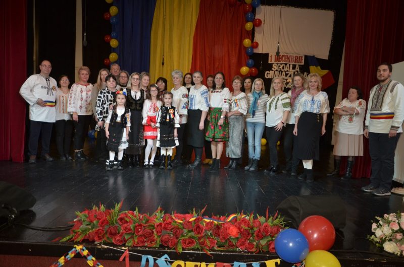 Cea mai frumoasă lecție de istorie și patriotism, predată de copiii de la Școala gimnazială nr. 2 Lupeni în cinstea Zilei Naționale a României