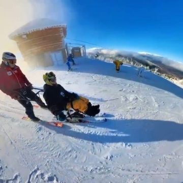Experiență de neuitat pe pârtiile din Straja pentru persoanele cu dizabilități locomotorii