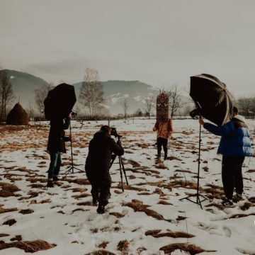 Foto-documentaristul francez Charles Fréger, în căutare de „portrete și costume” în Ținutul Momârlanilor, la Muzeul Satului din Petrila
