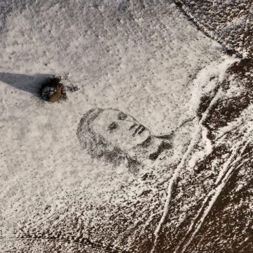 Eminescu „pictat” în zăpadă de artistul Paul Șerban pe dealurile Aninoasei