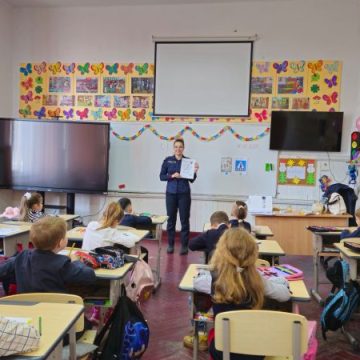 Acțiune cu efective mărite a polițiștilor hunedoreni pentru prevenirea consumului de droguri, a absenteismului școlar și a victimizării minorilor