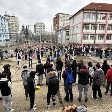 Liceenii din Vulcan s-au prins în Hora Unirii