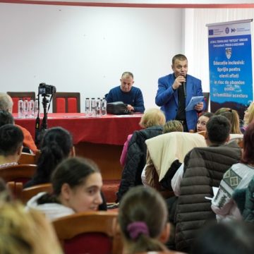 Dezbatere cu propuneri de soluții pentru prevenirea și reducerea abandonului școlar, la Uricani