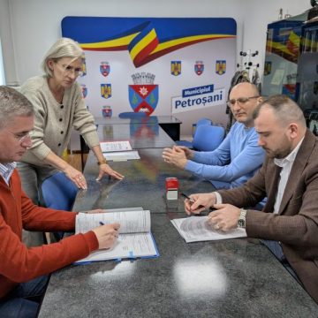 S-a semnat contractul care dă startul lucrărilor pentru dezvoltarea mobilității urbane în municipiul Petroșani