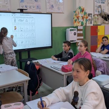 Mobilier, materiale didactice și echipamente digitale din fonduri europene pentru unități educaționale din Petroșani