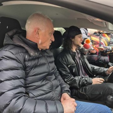 Liceenii de la ”Dimitrie Leonida” Petroșani au primit o mașină nou-nouță pentru școala de șoferi