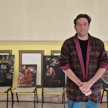 Despre „război și pace” în expoziția de artă plastică a prof. Oliver Kriss Falticska din Lupeni