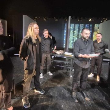 Actori ai teatrului din Petroșani, „Martiri” sub bagheta regizorului Dumitru Acriș în premiera nr.1 a anului 2025