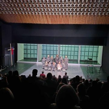 „Martiri” de Marius von Mayerburg, un spectacol dramatic, tulburător, șocant pus în scenă cu curaj de Dumitru Acriș la Teatrul „I.D. Sîrbu” din Petroșani