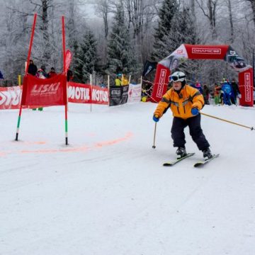Competiție cu distracție la „Cupa Pasul Vâlcan” la schi și snowboard