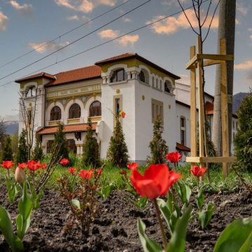 „Primăvara” doamnelor pasionate de artele plastice, în vernisaj la Palatul Cultural „Minerul” Lupeni