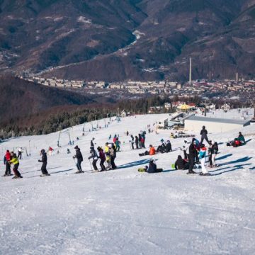 Pe pârtiile de schi de la Straja se deschide sezonul competițiilor de iarnă
