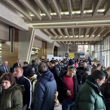 Rezultate de bun augur pentru cererea și oferta de locuri de muncă la „Bursa Mărțișorului” de la Deva