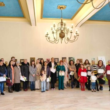 „Mărțișoare” pictate în „Primăvara” artelor plastice, la Lupeni