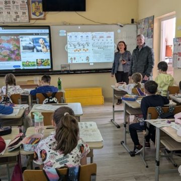Mobilier școlar nou pentru elevii de la Școala gimnazială nr. 7 Petroșani
