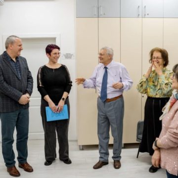Debut expozițional Valeriu Nandrea, la Clubul de arte plastice „Curcubeu” de la Biblioteca județeană din Deva