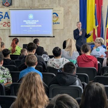 „Copiii în siguranță: în vehicul și pe drum”, proiect educațional pentru siguranța rutieră a copiilor derulat la Petroșani