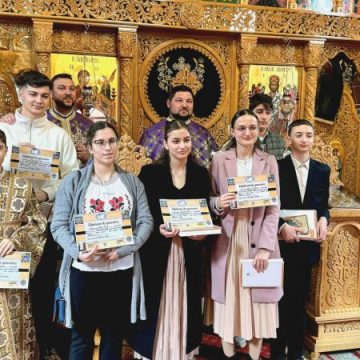Elevi olimpici la Religie premiați în fața Altarului