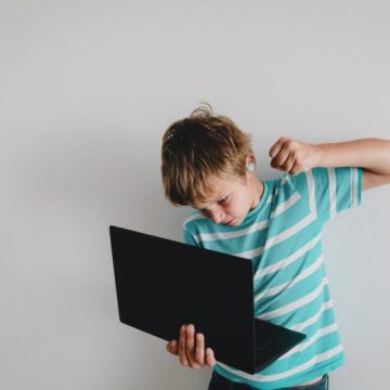 Intervalul de vârstă la care copiii utilizează rețelele sociale a scăzut la 5 – 10 ani, aproape jumătate dintre copii petrec peste 6 ore pe zi în mediul digital