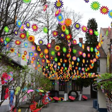 Curtea Bibliotecii județene „Ovid Densușianu” din Deva a îmbrăcat haine de primăvară