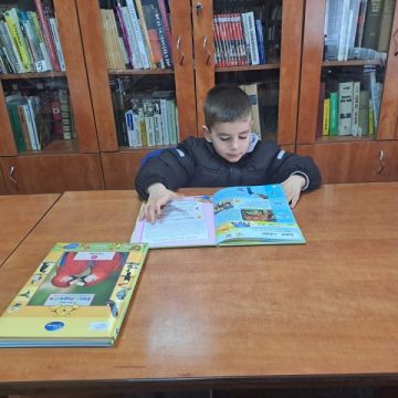 Micul cititor de la Biblioteca municipală „Valeriu Butulescu” din Petroșani